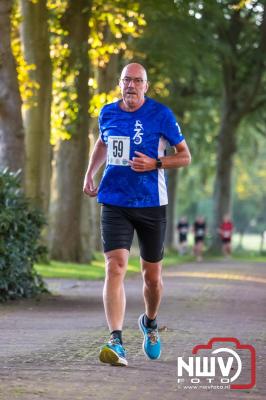 Deelnemers genieten van de eerste Landgoed Morren Run in Oosterwolde. - © NWVFoto.nl