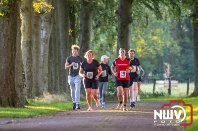 Deelnemers genieten van de eerste Landgoed Morren Run in Oosterwolde. - © NWVFoto.nl