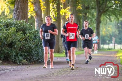 Deelnemers genieten van de eerste Landgoed Morren Run in Oosterwolde. - © NWVFoto.nl