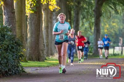 Deelnemers genieten van de eerste Landgoed Morren Run in Oosterwolde. - © NWVFoto.nl