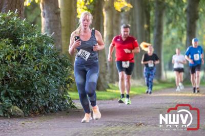 Deelnemers genieten van de eerste Landgoed Morren Run in Oosterwolde. - © NWVFoto.nl