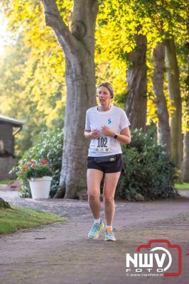 Deelnemers genieten van de eerste Landgoed Morren Run in Oosterwolde. - © NWVFoto.nl