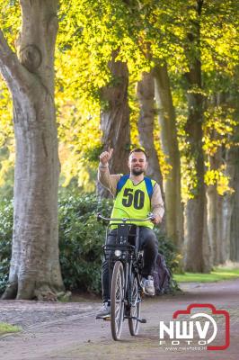 Deelnemers genieten van de eerste Landgoed Morren Run in Oosterwolde. - © NWVFoto.nl