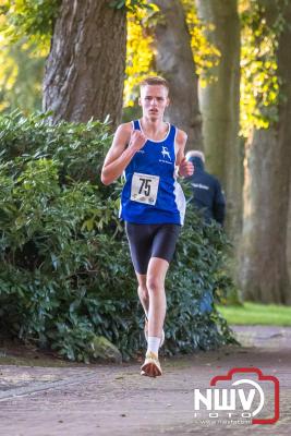 Deelnemers genieten van de eerste Landgoed Morren Run in Oosterwolde. - © NWVFoto.nl