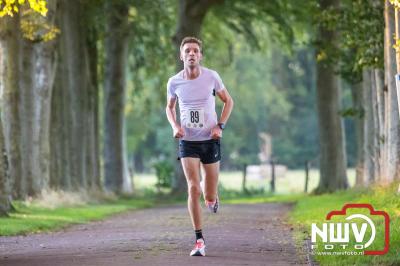 Deelnemers genieten van de eerste Landgoed Morren Run in Oosterwolde. - © NWVFoto.nl