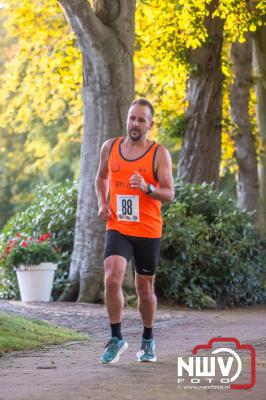 Deelnemers genieten van de eerste Landgoed Morren Run in Oosterwolde. - © NWVFoto.nl