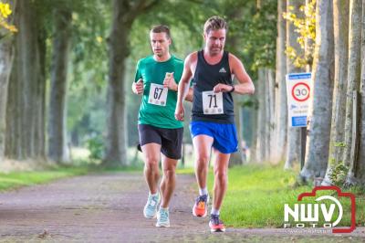 Deelnemers genieten van de eerste Landgoed Morren Run in Oosterwolde. - © NWVFoto.nl