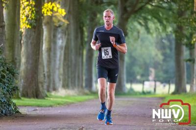 Deelnemers genieten van de eerste Landgoed Morren Run in Oosterwolde. - © NWVFoto.nl