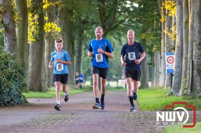 Deelnemers genieten van de eerste Landgoed Morren Run in Oosterwolde. - © NWVFoto.nl