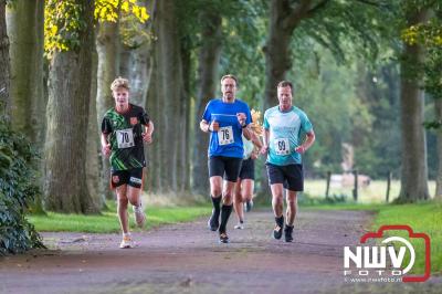 Deelnemers genieten van de eerste Landgoed Morren Run in Oosterwolde. - © NWVFoto.nl