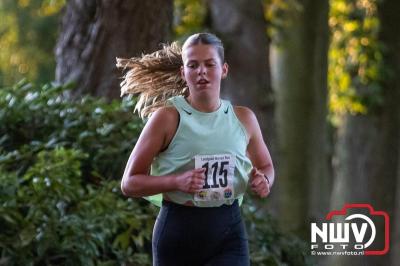 Deelnemers genieten van de eerste Landgoed Morren Run in Oosterwolde. - © NWVFoto.nl