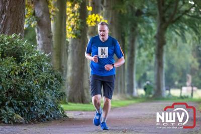 Deelnemers genieten van de eerste Landgoed Morren Run in Oosterwolde. - © NWVFoto.nl