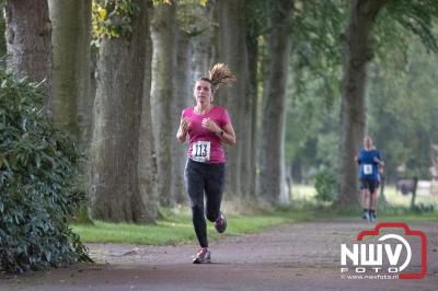 Deelnemers genieten van de eerste Landgoed Morren Run in Oosterwolde. - © NWVFoto.nl