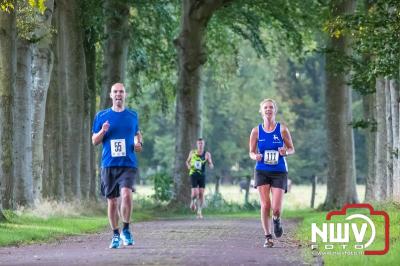 Deelnemers genieten van de eerste Landgoed Morren Run in Oosterwolde. - © NWVFoto.nl