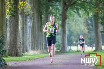 Deelnemers genieten van de eerste Landgoed Morren Run in Oosterwolde. - © NWVFoto.nl