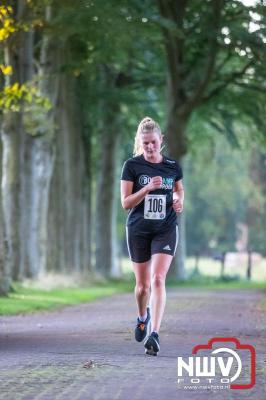 Deelnemers genieten van de eerste Landgoed Morren Run in Oosterwolde. - © NWVFoto.nl