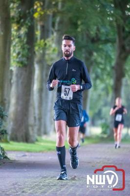 Deelnemers genieten van de eerste Landgoed Morren Run in Oosterwolde. - © NWVFoto.nl