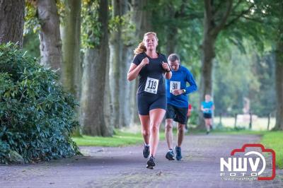 Deelnemers genieten van de eerste Landgoed Morren Run in Oosterwolde. - © NWVFoto.nl