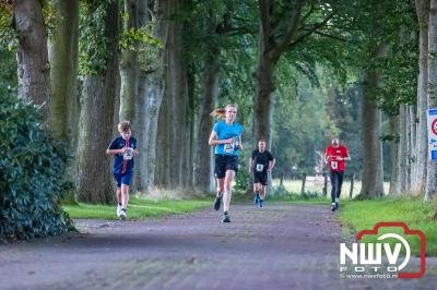 Deelnemers genieten van de eerste Landgoed Morren Run in Oosterwolde. - © NWVFoto.nl