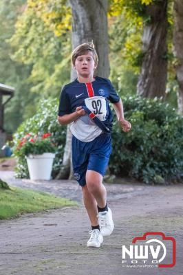 Deelnemers genieten van de eerste Landgoed Morren Run in Oosterwolde. - © NWVFoto.nl