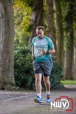 Deelnemers genieten van de eerste Landgoed Morren Run in Oosterwolde. - © NWVFoto.nl