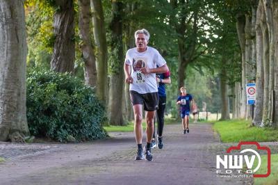 Deelnemers genieten van de eerste Landgoed Morren Run in Oosterwolde. - © NWVFoto.nl