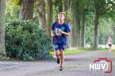 Deelnemers genieten van de eerste Landgoed Morren Run in Oosterwolde. - © NWVFoto.nl