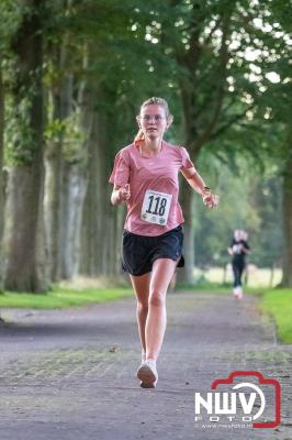 Deelnemers genieten van de eerste Landgoed Morren Run in Oosterwolde. - © NWVFoto.nl