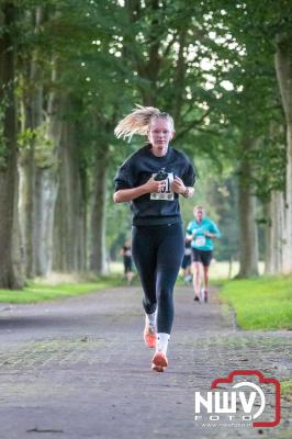 Deelnemers genieten van de eerste Landgoed Morren Run in Oosterwolde. - © NWVFoto.nl