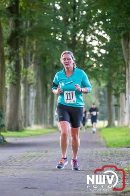 Deelnemers genieten van de eerste Landgoed Morren Run in Oosterwolde. - © NWVFoto.nl