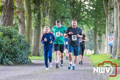 Deelnemers genieten van de eerste Landgoed Morren Run in Oosterwolde. - © NWVFoto.nl