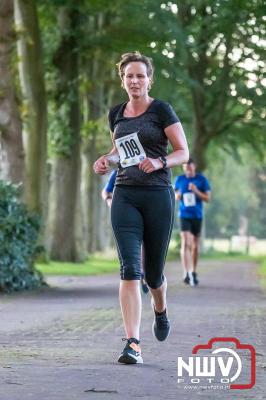 Deelnemers genieten van de eerste Landgoed Morren Run in Oosterwolde. - © NWVFoto.nl