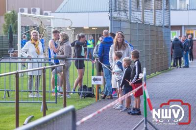 Deelnemers genieten van de eerste Landgoed Morren Run in Oosterwolde. - © NWVFoto.nl