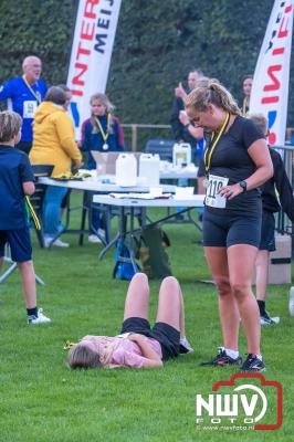 Deelnemers genieten van de eerste Landgoed Morren Run in Oosterwolde. - © NWVFoto.nl