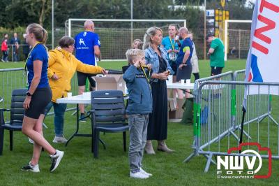 Deelnemers genieten van de eerste Landgoed Morren Run in Oosterwolde. - © NWVFoto.nl