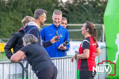 Deelnemers genieten van de eerste Landgoed Morren Run in Oosterwolde. - © NWVFoto.nl