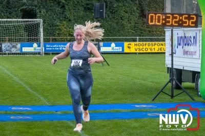 Deelnemers genieten van de eerste Landgoed Morren Run in Oosterwolde. - © NWVFoto.nl