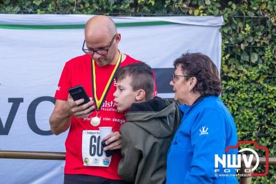 Deelnemers genieten van de eerste Landgoed Morren Run in Oosterwolde. - © NWVFoto.nl