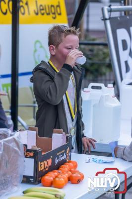 Deelnemers genieten van de eerste Landgoed Morren Run in Oosterwolde. - © NWVFoto.nl