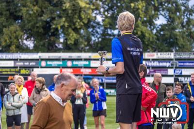 Deelnemers genieten van de eerste Landgoed Morren Run in Oosterwolde. - © NWVFoto.nl