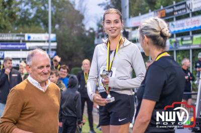 Deelnemers genieten van de eerste Landgoed Morren Run in Oosterwolde. - © NWVFoto.nl