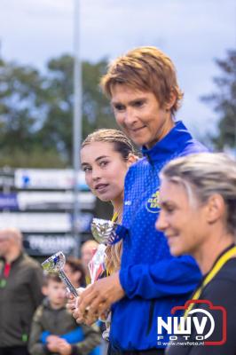 Deelnemers genieten van de eerste Landgoed Morren Run in Oosterwolde. - © NWVFoto.nl