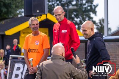 Deelnemers genieten van de eerste Landgoed Morren Run in Oosterwolde. - © NWVFoto.nl