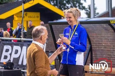 Deelnemers genieten van de eerste Landgoed Morren Run in Oosterwolde. - © NWVFoto.nl