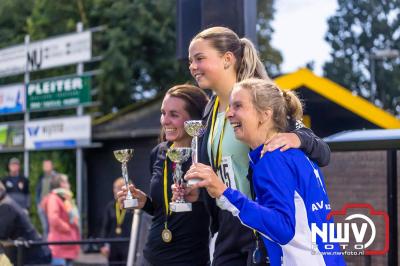 Deelnemers genieten van de eerste Landgoed Morren Run in Oosterwolde. - © NWVFoto.nl