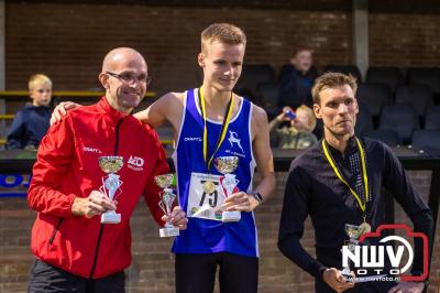 Deelnemers genieten van de eerste Landgoed Morren Run in Oosterwolde. - © NWVFoto.nl