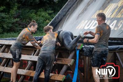 Water, modder, heel veel modder en hindernissen: dat is wat de deelnemers van Mud Master willen ervaren! - © NWVFoto.nl