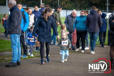 De koude zaterdagmorgen weerhield de meer dan 250 deelnemers niet om te starten bij de Run Oldebroek, georganiseerd door GlobalRize. - © NWVFoto.nl