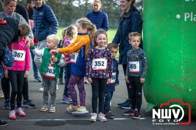 De koude zaterdagmorgen weerhield de meer dan 250 deelnemers niet om te starten bij de Run Oldebroek, georganiseerd door GlobalRize. - © NWVFoto.nl