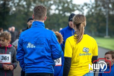 De koude zaterdagmorgen weerhield de meer dan 250 deelnemers niet om te starten bij de Run Oldebroek, georganiseerd door GlobalRize. - © NWVFoto.nl